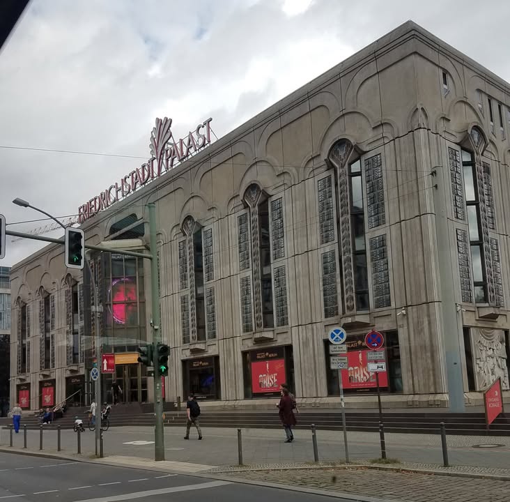 Friedrichstadt-Palast, berühmtes Revuetheater in Berlin-Mitte. Bild: Brigitte Karch