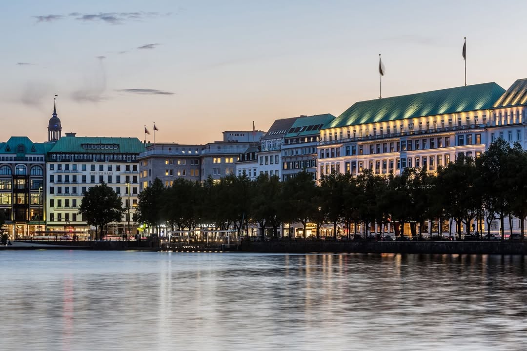 Das luxuriöse Fairmont Hotel Vier Jahreszeiten, Hamburg, ist das beste Hotel Deutschlands und Inbegriff europäischer Grandhotellerie. Foto: ® Guido Leifhelm