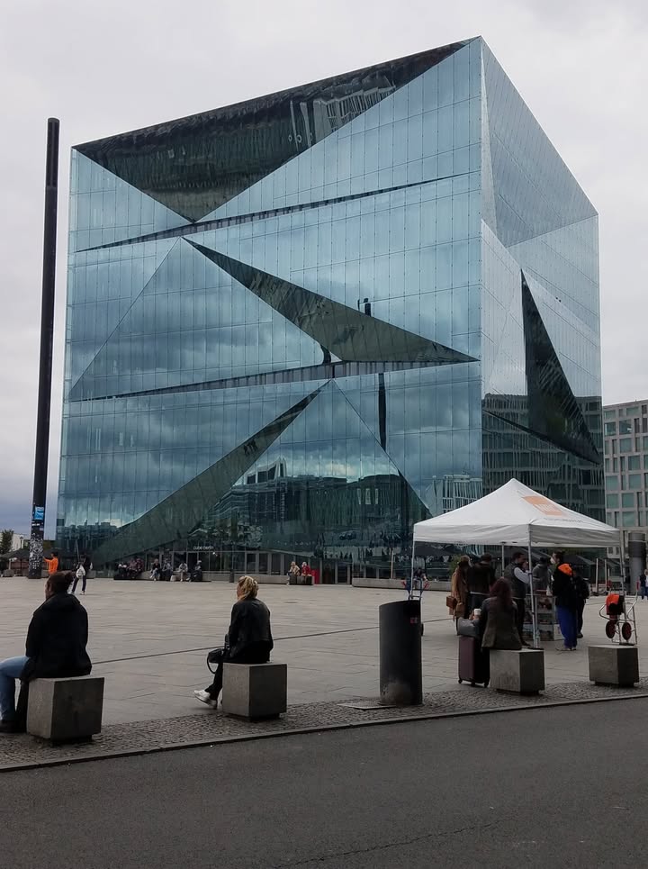 Bürogebäude cube berlin (2020), gegenüber Hbf. Bild: Brigitte Karch