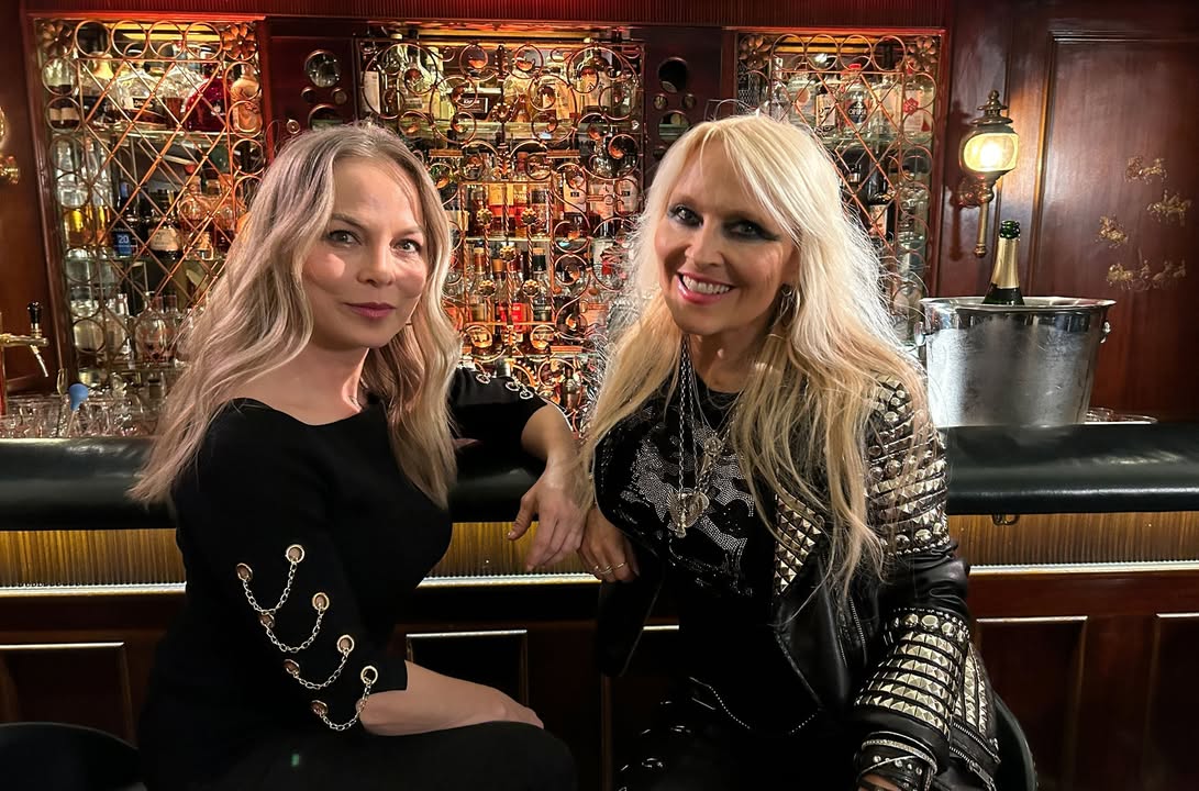 SWR REGINA HALMICH - BACK TO THE ROOTS, am Freitag (06.09.24) um 21:00 Uhr im SWR. Geballte Power: Mit ihrer besten Freundin Rockröhre Doro Pesch feiert Regina Halmich gerne. Doro hat bei vielen Kämpfen mitgefiebert und live im Ring gesungen. Bild: © SWR/Oliver Matlok