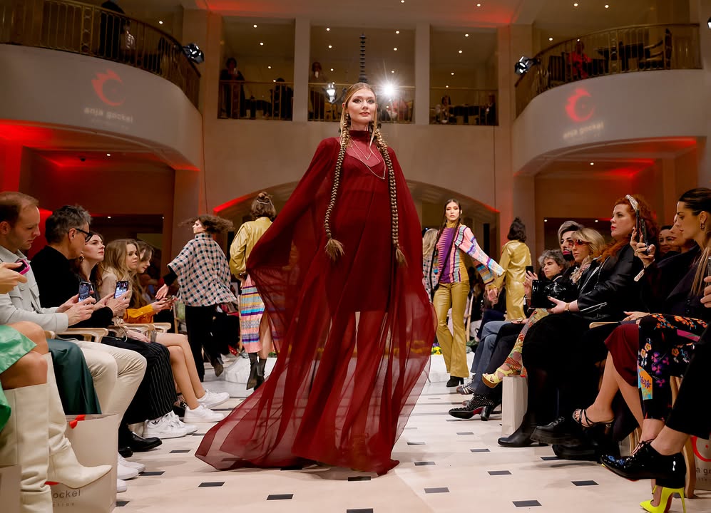 Anja Gockel Fashionshow W22/23 Weltgewand(t). Schmuck Bucherer Jewellery. Foto by Chris