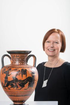 Andrea Tepper, Mitarbeiterin der Antikensammlungen und Glyptothek trägt eine Kette von Lene Wolters, ”Listen to me”, Silber, Diamanten, 2012;
Amphore, Ton, Herakles ringt mit dem Löwen, um 510 v. Chr., Antikensammlungen
© Klaus Haag