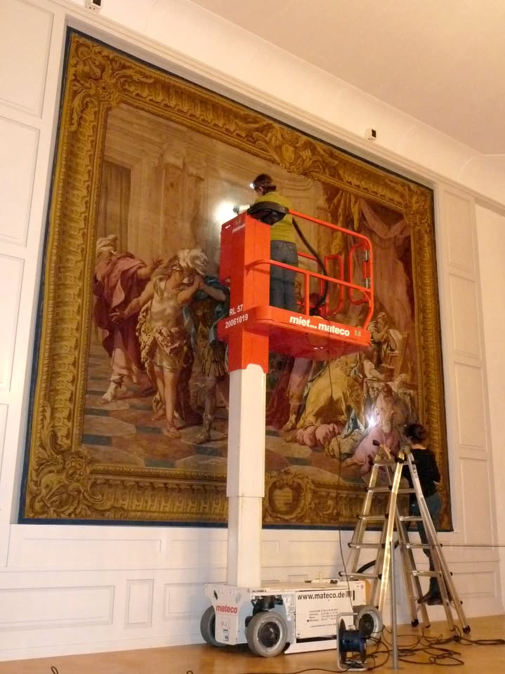 Die Restauratorin Diane Lanz berichtet in der Sonderführung u.a. von der Herausforderung, die großformatigen Tapisserien im Barockschloss Mannheim zu hängen. Diane Lanz Foto: © ssg-pressebild