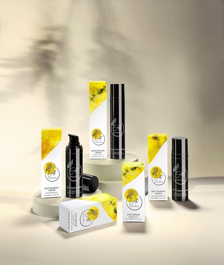 Die gelbe Earth Cosmetics Produktlinie besteht aus: Gesichtscreme für empfindliche Haut, nährende Augencreme, erfrischendes Augenserum, Anti Pigment Serum bei Pigment- und Altersflecken, entzündungshemmendes und antibakterielles Serum bei Hautunreinheiten.