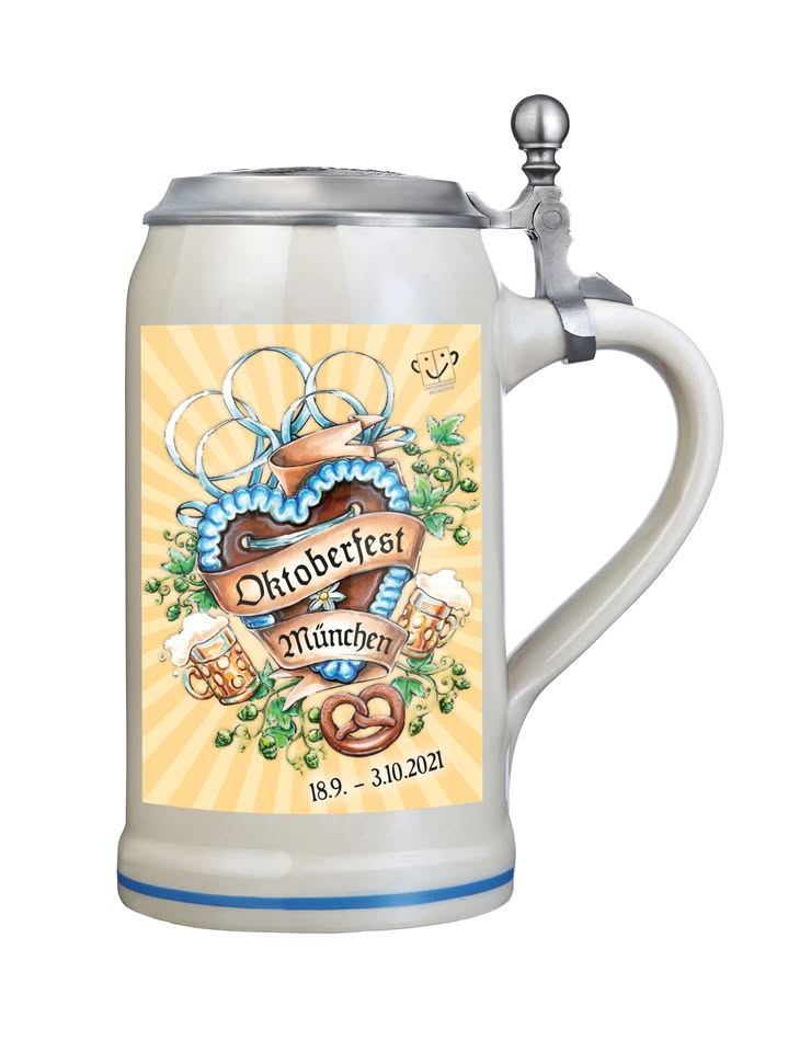 Offizieller Oktoberfest-Maßkrug 2021 mit Zinndeckel. Der handgearbeitete Zinndeckel zeigt in diesem Jahr ein Portrait des Wiesnwirts Michael Schottenhamel (1838–1912). Foto: www.oktoberfest.de