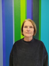Die Künstlerin Andrea Sandner vor ihrem Werk für die Ausstellung „No Sense But Colour“ in der Neuen Galerie im Höhmannhaus. Foto: Kunstsammlungen und Museen Augsburg