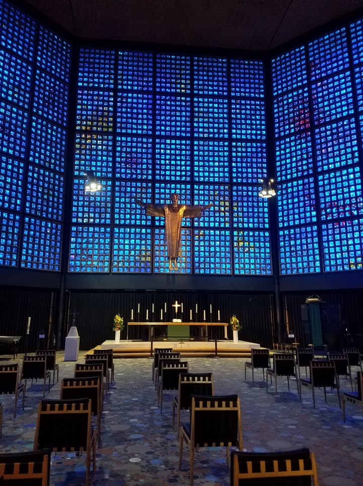 Im neuen Gebäude der Kaiser-Wilhelm-Gedächtniskirche setzen mehr als 20.000 Glasfenster vom französischen Glaskünstler Gabriel Loire den Raum in blaues Flair. Bild: Brigitte Karch