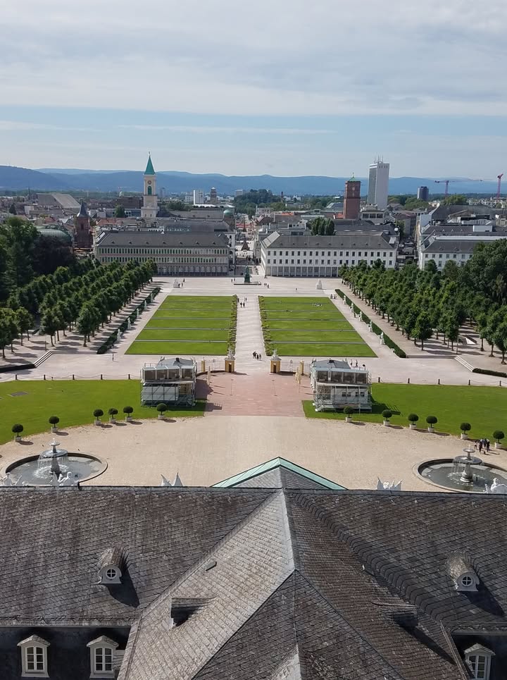 Der Aufstieg zum Schlossturm führt über 165 Stufen bis hin zur Aussichtsplattform in 42 Metern Höhe. Belohnt wird man mit einem faszinierenden Blick über die Stadt. Der fächerförmig angelegte Stadtgrundriss mit neun Alleen gen Süden in Richtung Innenstadt ist deutschlandweit einzigartig. 

Übrigens, der Grundriss galt als Anregung für die Errichtung der amerikanischen Hauptstadt Washington D.C. Foto: Brigitte Karch