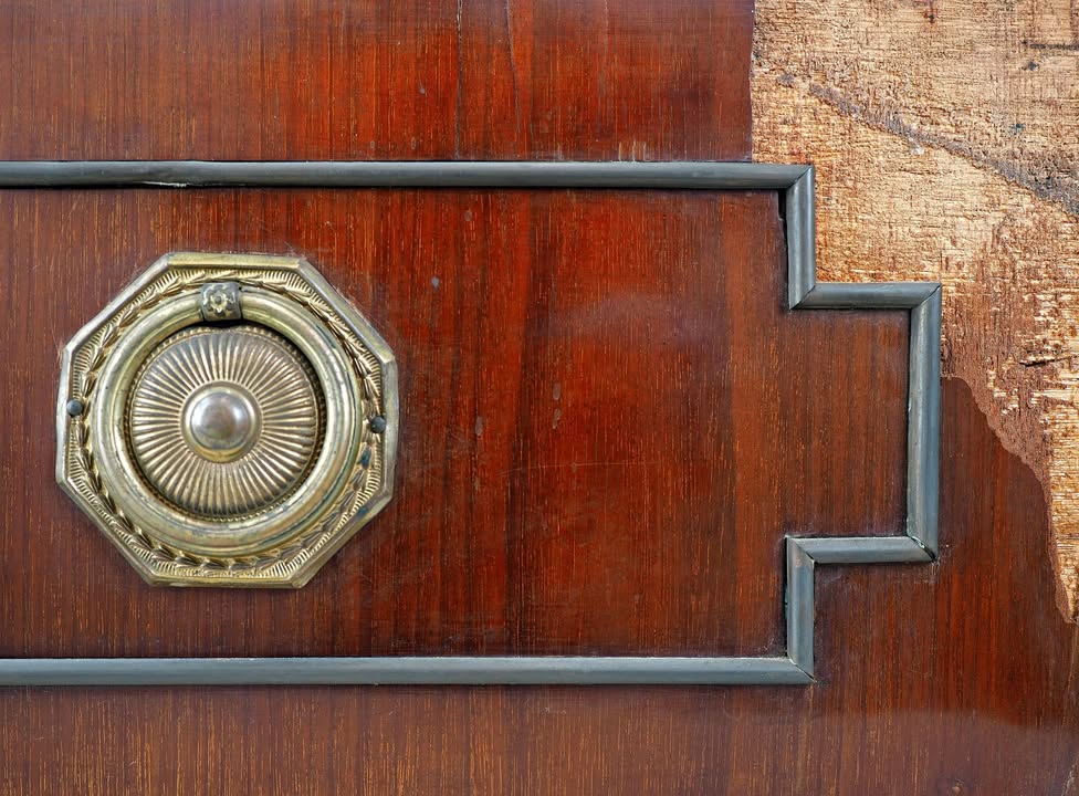 Anja Klün und Isabell Lojek begeben sich auf „Spurensuche am königlichen Mobiliar“. In ihrer Werkstatt im Residenzschloss Ludwigsburg stellen die beiden Restauratorinnen ein besonderes Möbelstück aus dem Besitz von Königin Charlotte Mathilde vor: eine Kommode aus der Zeit um 1790. Isabell Lojek. Foto: © ssg-pressebild