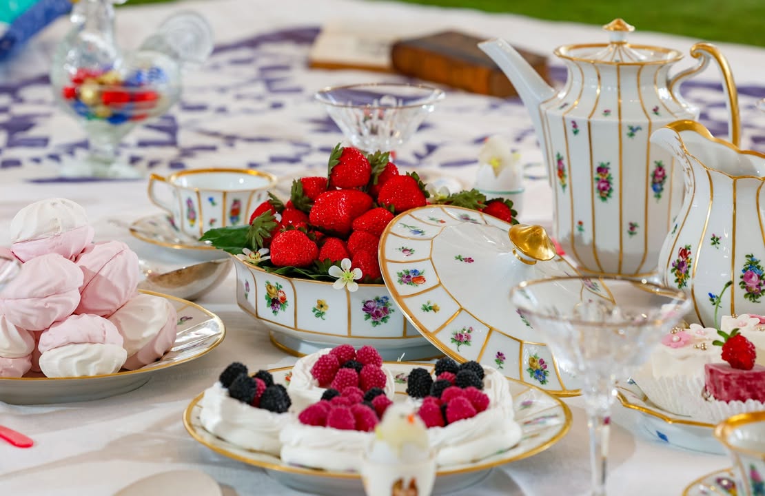 Blick auf die Picknicktafel mit dem Service "Henriette" von Royal
Copenhagen, ©Hetjens/ Melanie Zanin