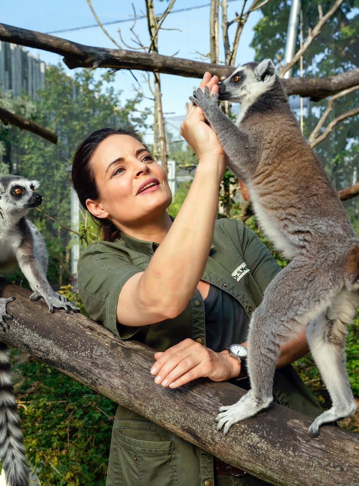 Trotz heftiger Regengüsse erfolgreiche Dreharbeiten von „Tierärztin Dr. Mertens“ im Thüringer Zoopark Erfurt. Im Foto: Dr. Susanne Mertens (Elisabeth Lanz). Foto: © MDR/Steffen Junghans