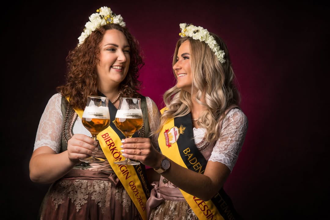 Die Baden-Württembergische Bierkönigin Irina Hansmann (l.) und ihre Bierprinzessin Nina Witzemann (r.) laden ein zur ersten hoheitlichen digitalen Winter- & Weihnachtsbierprobe am 25. November 2021, 19 Uhr. Foto: ©Baden-Württembergischer Brauerbund