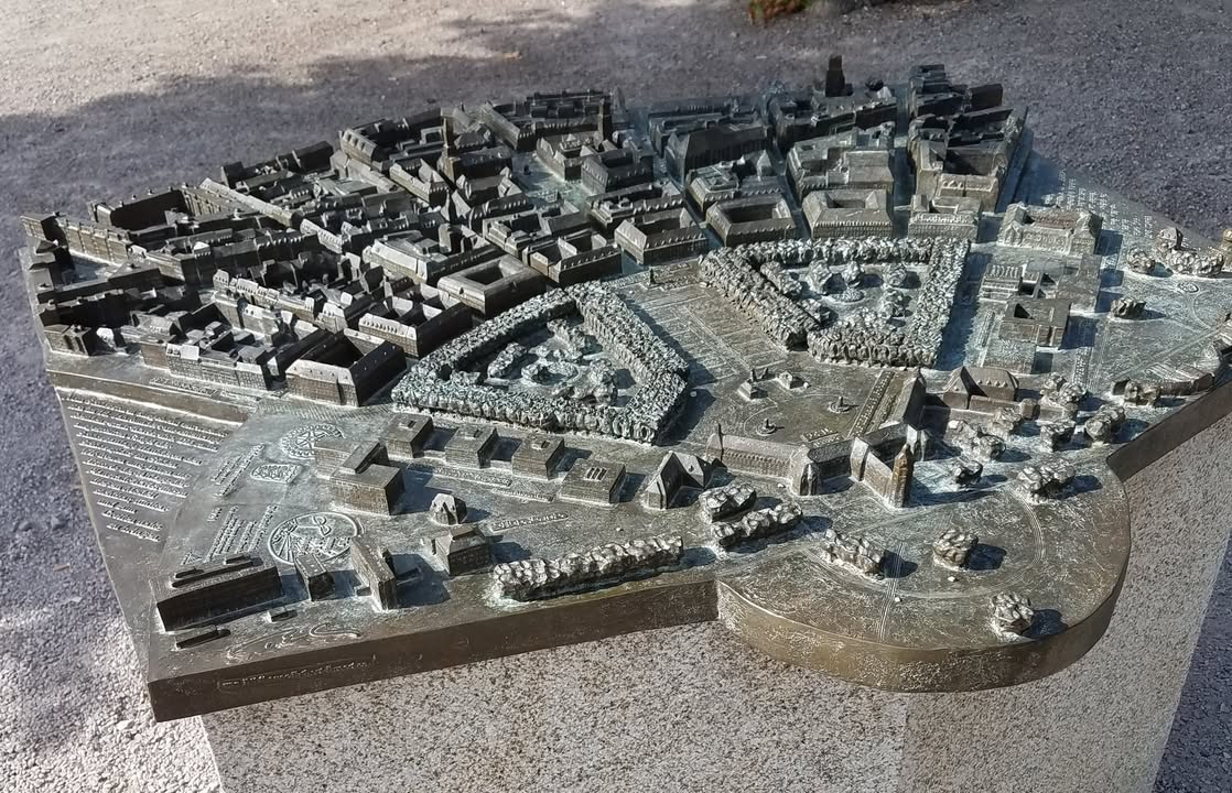 Im Schlosspark befindet sich ein Modell, das die  „Historie der Planstadt Karlsruhe … sichtbar, fühlbar und zum Greifen nahe“ bringt! (Detail der Inschrift). Foto: Brigitte Karch