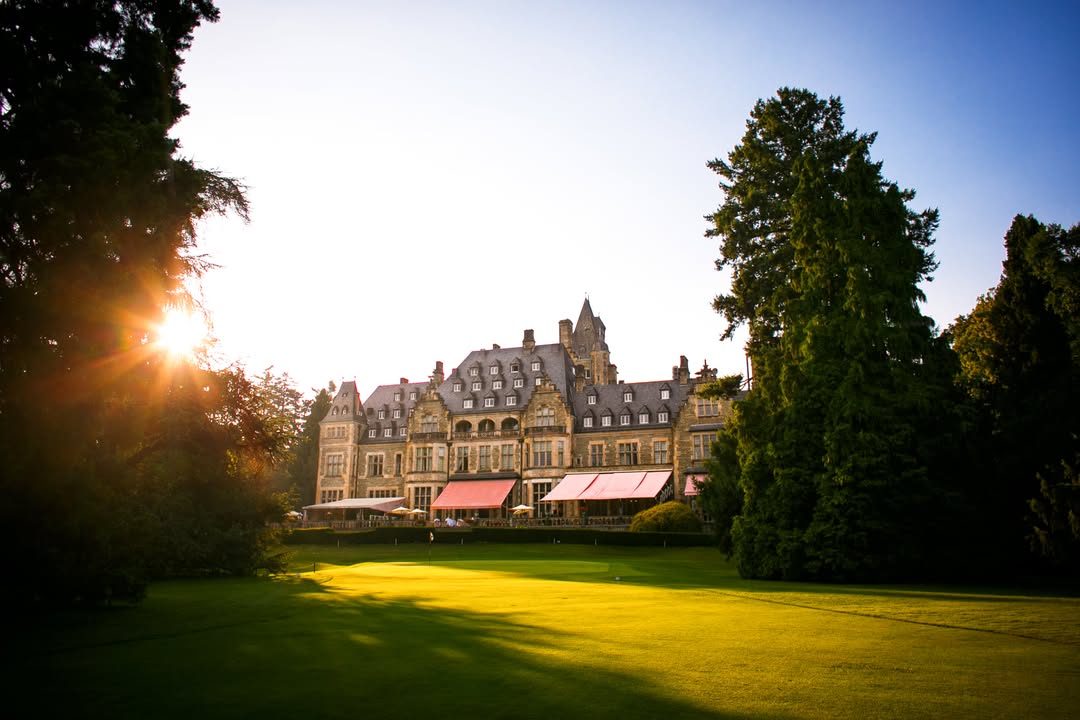Schlosshotel Kronberg (SHK): Das Schloss Kronberg, im Eigentum der Hessischen Hausstiftung, wird seit 1954 als Hotel mit 61 Gästezimmern und Suiten betrieben. Es befindet sich inmitten einer prachtvollen Parkanlage mit dazugehörigem Golfplatz. Das Haus ist Mitglied der Kooperation „Small Luxury Hotels of the World“. ©Raman El Atiaoui