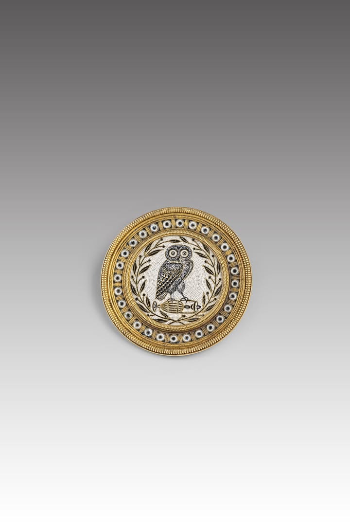 Brosche mit Mikromosaik, Gold und Glasplättchen, Mitte des 19. Jahrhunderts. Fotograf: Stefano  Dal Pozzolo. © ETRU Museo Nazionale Etrusco, Collezione Castellani