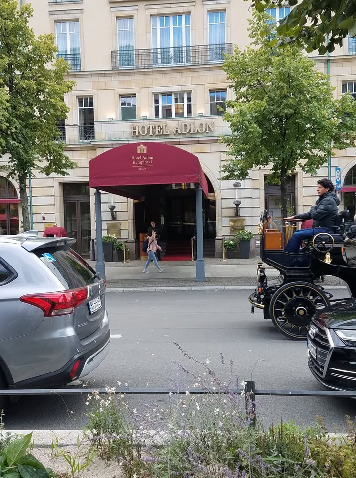 Legendäres Hotel Adlon Kempinski gegenüber vom Brandenburger Tor. Bild: Brigitte Karch