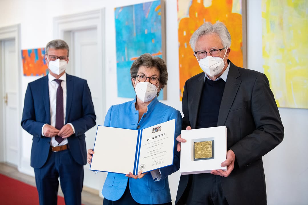 Auszeichnung „Pro meritis scientiae et litterarum“ an „Kulturbaron“ Bernhard M. Baron und die Kunsthistoriker Dr. Dorothea Diemer und Dr. Peter Diemer – Staatsminister Sibler würdigt Verdienste. Foto: StMWK/Matthias Balk