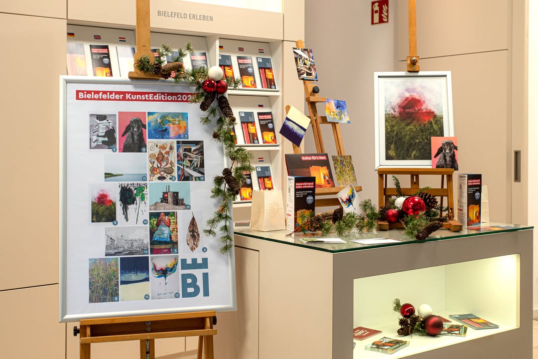 In der Tourist-Information Bielefeld sind Werke der „Bielefelder KunstEdition 2020" sowie alle weiteren Kultur-Geschenke und Gutscheine der Weihnachtskampagne „Herzerwärmend Kultur schenken“ erhältlich. Foto: Kulturamt Bielefeld/ Klaus Hansen
