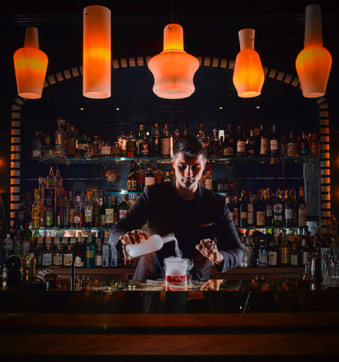 Barman Simone Maion mixte sommerliche Aperitifs mit den weltweit beliebten Produkten der historischen Grappa-Brennerei Nonino.