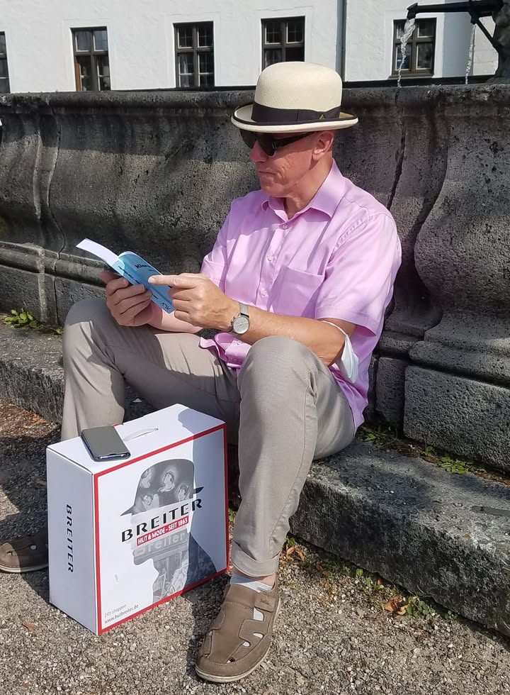 Nach dem Kauf zur Literatur – natürlich mit Hutbreiter! Bild: © Brigitte Karch