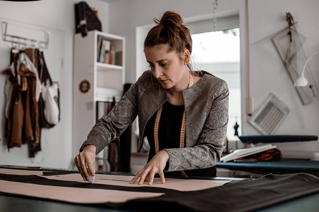 Carina Woitalka mit Schnittschablone, © Lars Tögel