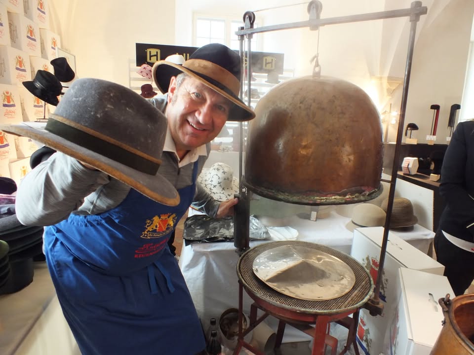 Andreas Nuslan, Hutkönig Regensburg, vermittelt Einblicke in die lebende Hutmacher-Werkstatt. Foto: © Brigitte Karch