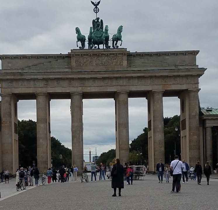 Siegestor weit im Hintergrund mit Siegessäule. Bild: Brigitte Karch