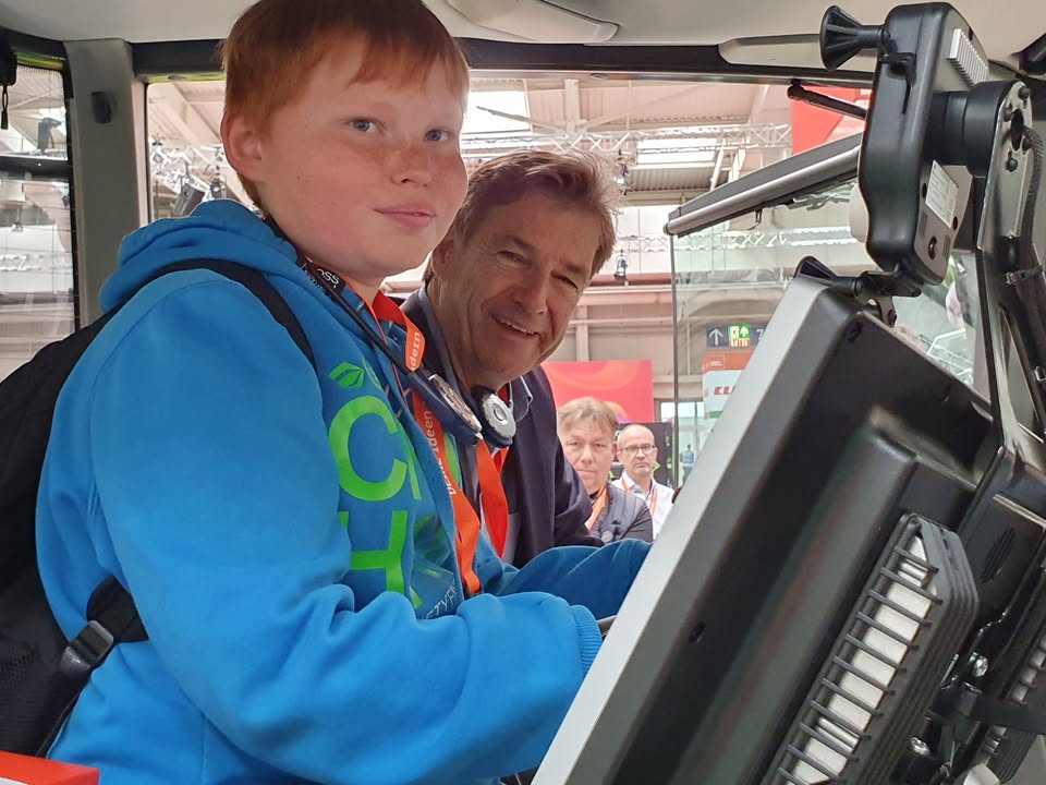 Bei Claas moderne Landwirtschaft entdecken. Im Bild: Ein Schüler und Dr. Volker Schmidt. Foto:  © Brigitte Karch