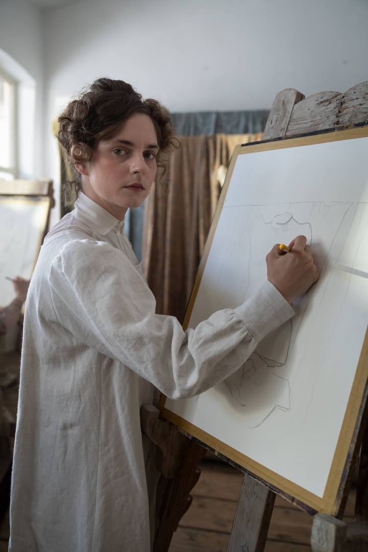 Gabriele Münter (Vanessa Loibl) in der Kunstschule beim Malkurs an der Staffelei. Foto von Stephanie Kulbach ┬®CCC Cinema und Television