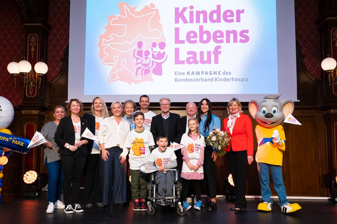 Bild vom Welthospiztag: u.a.: Franziska Kopitzsch, Geschäftsführerin BVKH, Mauritia Mack, Inhaberin des Europa-Parks; Max (Jens Bruder); Jens, Starterkind des KLL 2024; Vanessa (Jens Schwester); @SKUB Fotostudio