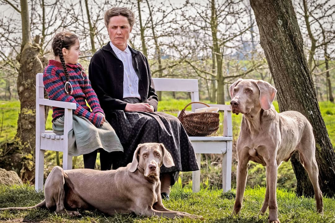 „Altes Land“ Vera von Kamcke (klein), Karoline Eichhorn als Ida Eckhoff mit Weimaranern