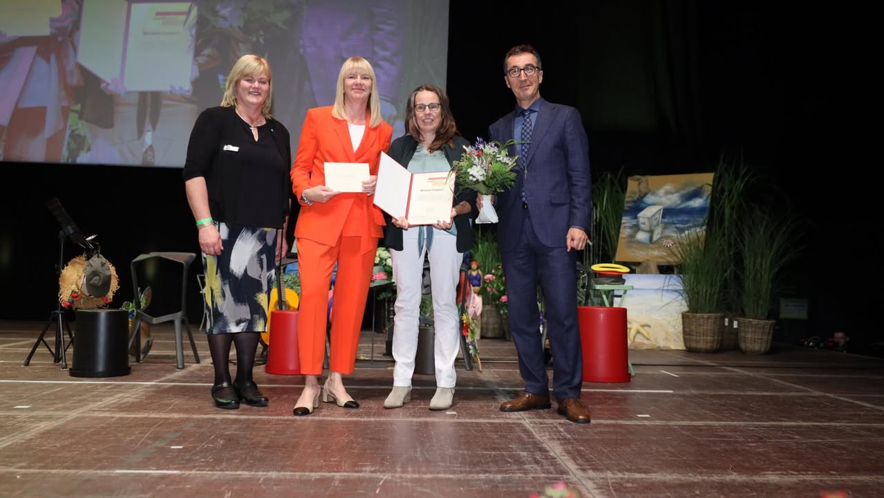 Unternehmerin des Jahres 2024 DLFT 2024: 
* Bild (v.l.): Melanie Göppert, Sina Steensen  Christina Ingenrieth sowie Cem Özdemir Bundesminister für Ernährung und Landwirtschaft. Foto: Reiner Freese
