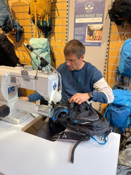 deuter verspricht lebenslangen Reperaturservice für in die Jahre gekommene deuter-Rucksäcke.