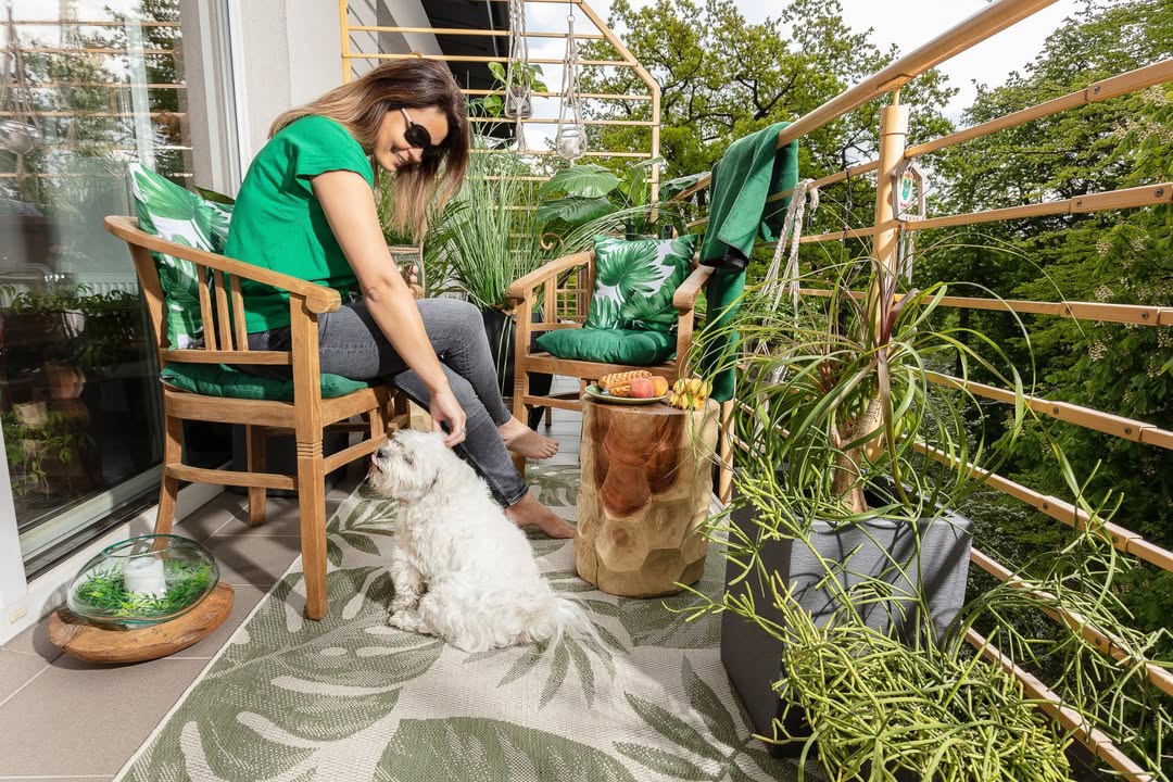Dschungel-Flair auf dem Balkon mit Kissen und Teppich. Bild: © dekoria