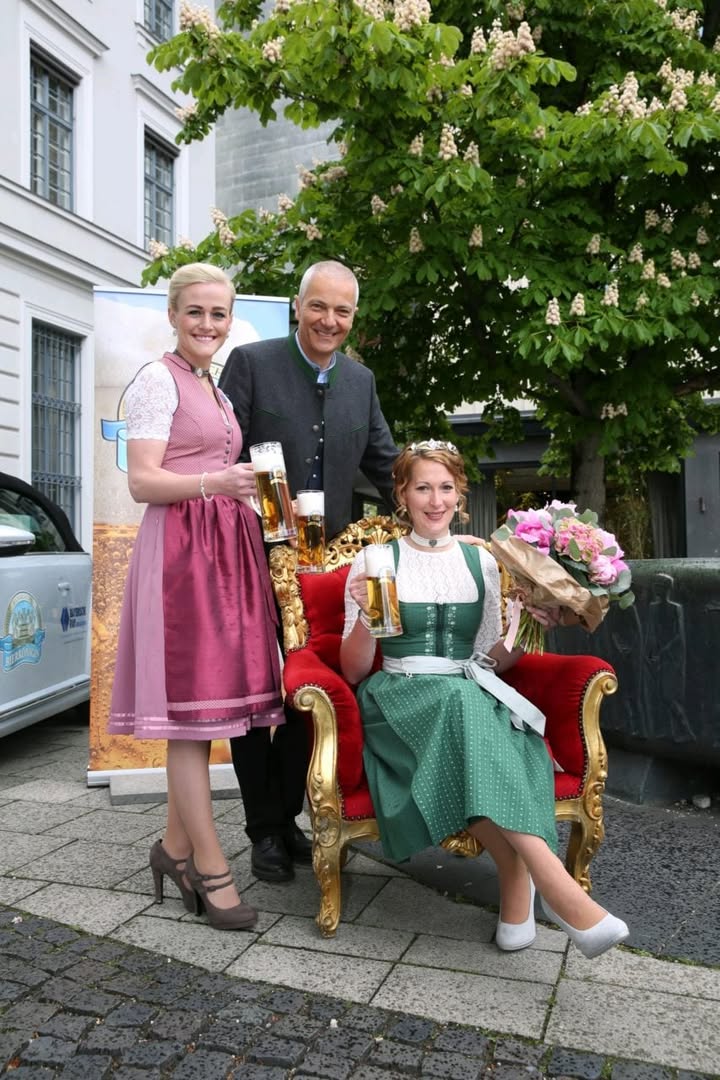 11. Bayerische Bierkönigin 2021/ 2022 Sarah Jäger, Bayerische Bierkönigin 2019-2021 Vroni Ettstaller und Brauerbund-Vize-Präsident Dr. Michael Möller. Foto: Bayerischer Brauerbund