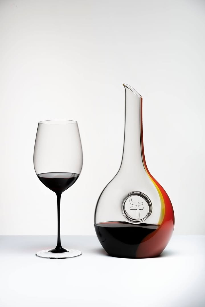 Der neue Riedel Dekanter OX, in Zusammenschau mit Weißweinglas, schwarzem Glaskelch, gefüllt mit Cabernet.