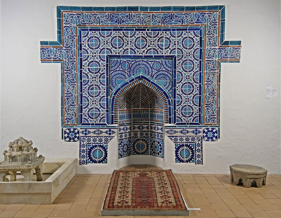 Qibla-Wand mit Mihrab Multan, Pakistan, 15./16. Jh. Foto: Anatol Dreyer. ©Linden Museum Stuttgart