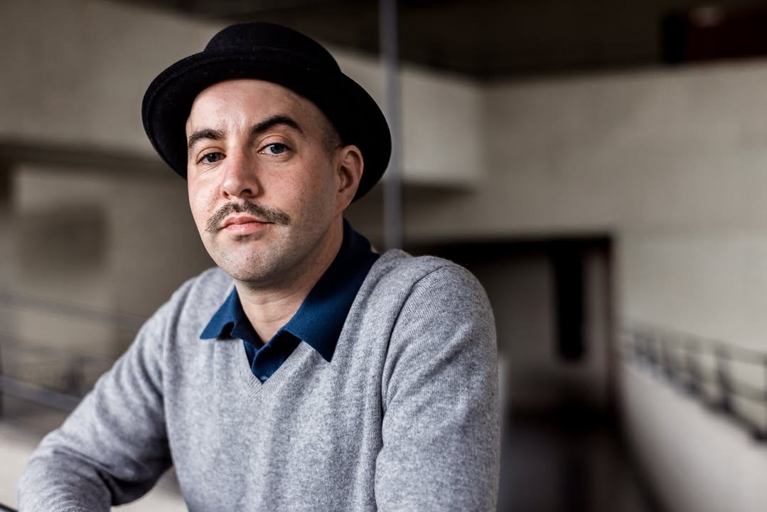 Tucké Royale. Foto: HFF München/Robert Pupeter.
Die erzählerische Grenzüberschreitung repräsentiert Tucké Royale. Er ist preisgekrönter Autor von Hörspielen, Drehbüchern, Schauspieler, Filmemacher, Produzent. Seine interdiszplinäre Arbeitserfahrung umfasst sowohl Theater/Performances als auch Musikauftritte mit eigener Band. Seit vielen Jahren lehrt er an verschiedenen Universitäten und Akademien. Er repräsentiert durch sein Mitwirken an der Kampagne #actout auch die Weiterentwicklung von Inklusions- und Diversitätszielen der HFF. Royale arbeitet wie seine Kolleg*innen abteilungsübergreifend und ist organisatorisch der Abteilung Drehbuch (Leitung: Prof. Lea Schmidbauer und Kathrin Richter) zugeordnet.
Weitere Informationen: https://ruakooperative.de/kuenstler/tucke+royale
