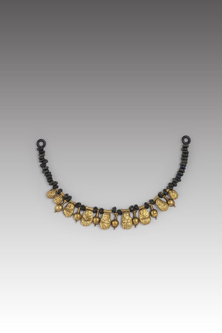 Halskette mit Anhängern, Gold und Glasperle, 7. Jahrhundert v. Chr., gefunden in Cerveteri.
Fotograf: Stefano Dal Pozzolo. © ETRU Museo Nazionale Etrusco, Collezione Castellani