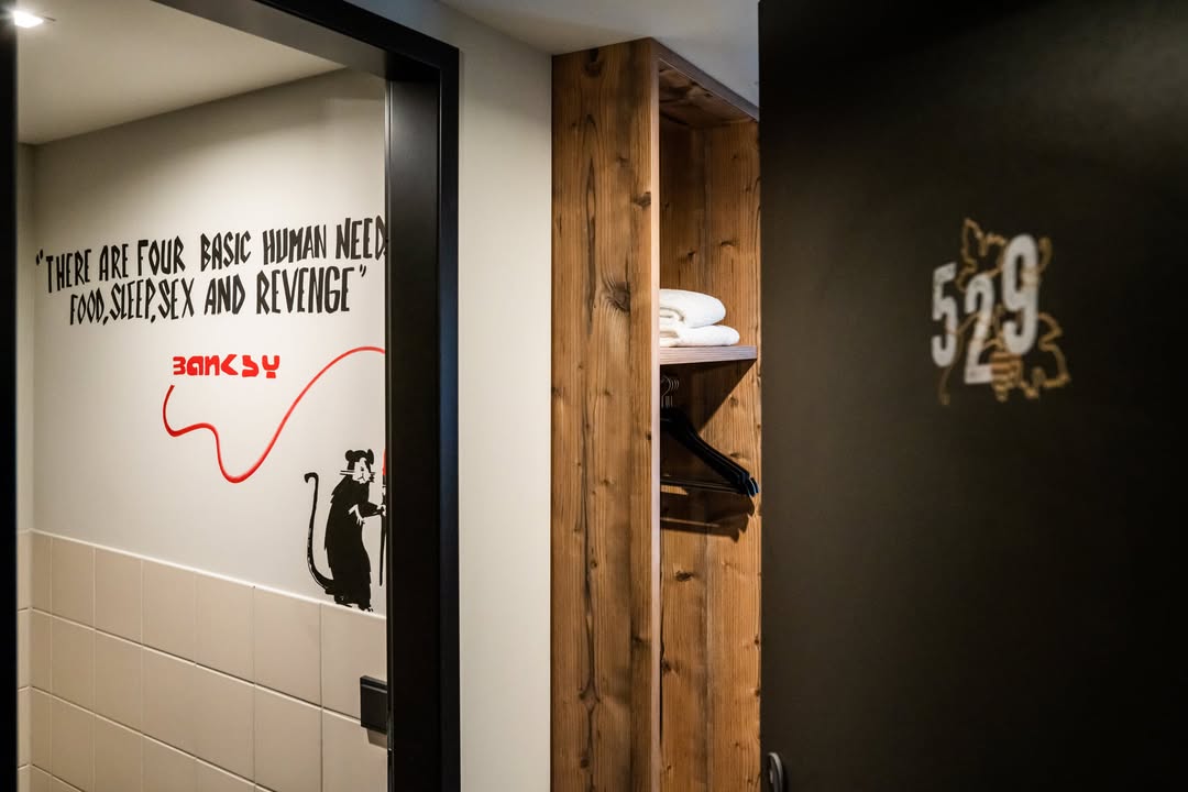 Mystery of Banksy Popup-Room Rat me and all hotel mainz. Im Zimmer verteilen sich außerdem „Rats“, ein weiteres Markenzeichen von Banksy. Viele glauben, dass er sie als Anagramm auf „Art“ nutzt - das sei jedoch Zufall, sagte er in einem seiner Bücher. Vielmehr drückt Banksy damit aus, dass seine Form des Protests – ähnlich wie die Nagetiere – unbequem und unzivilisiert ist.