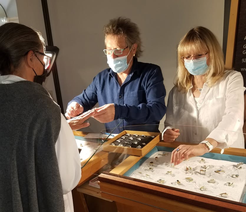 Aussteller Arthur Konnert, Gold- und Silberschmiedemeister im Kundengespräch. Bild: © Brigitte Karch