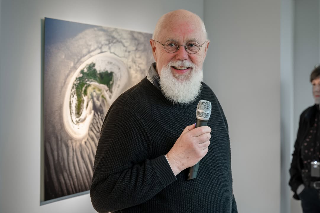 Peter Hamel in der Ausstellung: 600 Fuss über NN - Das Wattenmeer. Fotografiert von Peter Hamel © Museum Kunst der Westküste, Foto: Lukas Spörl