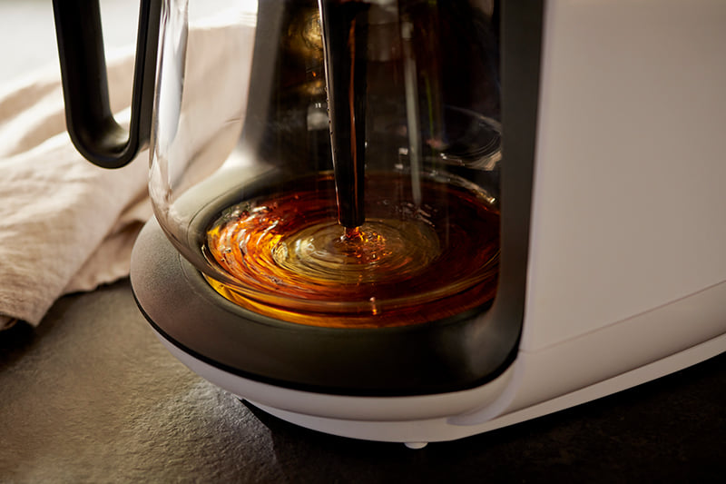 Let‘s Brew verfügt über automatischen Tropfstopp und Edelstahl-Warmhalteplatte. Bild: Tchibo