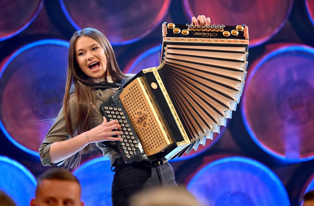 SWR Schlager-Spass mit Andy Borg, Moderation: Andy Borg, "Moderation: Andy Borg", am Samstag (17.08.24) um 20:15 Uhr im SWR. Melanie Brugger zu Gast bei „Schlager-Spaß mit Andy Borg“, © SWR/Kerstin Joensson, Bild: SWR/Kerstin Joensson