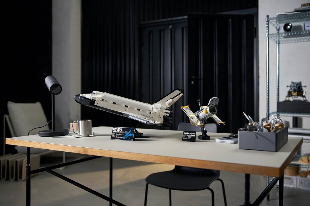Foto: LEGO® NASA Spaceshuttle “Discovery” (10283); Anzahl Elemente: 2.354; UVP 179,99 €; Altersempfehlung: ab 18 Jahren; L: 55,46 cm, H: 21,78 cm, B: 34,60 cm