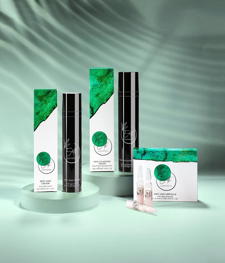 Die grüne Earth Cosmetics Produktlinie besteht aus schonender Reinigungscreme für Gesicht, Hals und Dekolleté, Anti Aging Crème, Anti Age Ampullen, 3 x 2 ml.