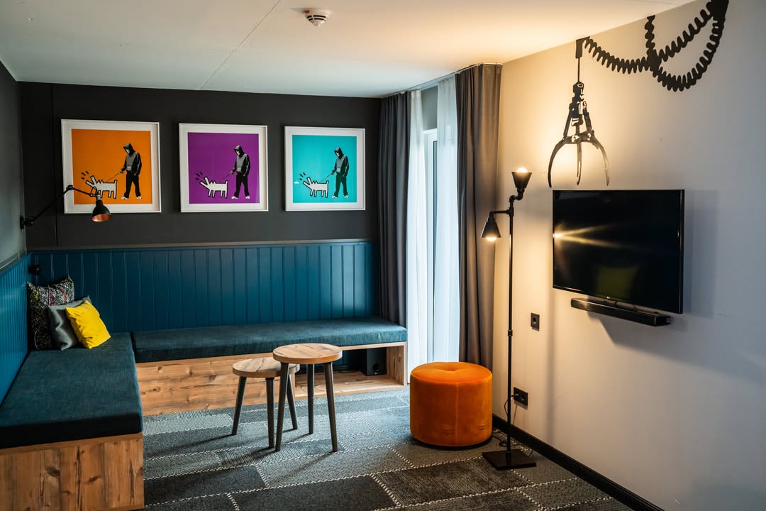 „The Mystery of Banksy Room“ me and all hotel mainz. Über der gemütlichen Sitzecke finden die Gäste drei Farbvarianten von „Choose your Weapon“ (2010). Mit der Hommage an den weltberühmten Künstler Keith Haring - selbst eine frühe Ikone der Graffitikunst - zeigt Banksy die Stärke der Streetart, die wie ein gefährlicher Hund geführt wird und doch so eindeutig gewaltfrei ist. Die riesige Greifzange: entdeckt im August 2021 an Englands Nordseeküste.