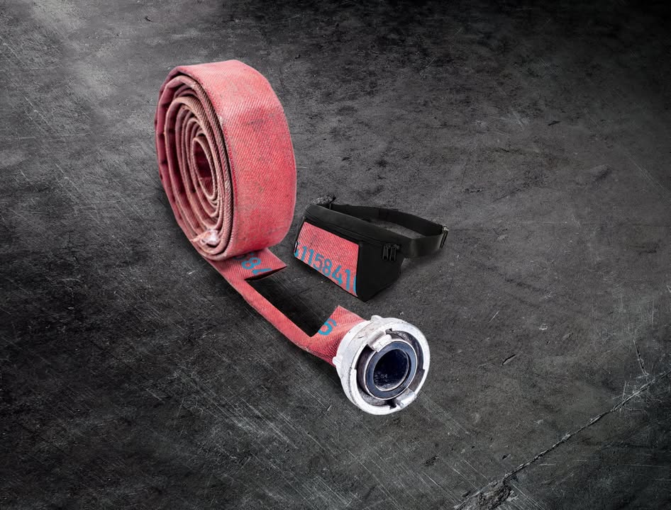 Feuerwear verwendet gebrauchte Feuerwehrschläuche. Bild: © Feuerwear