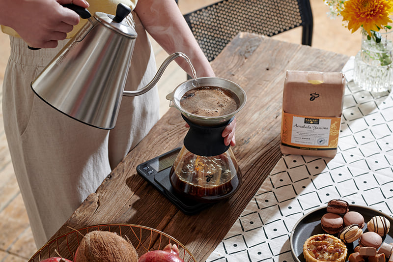 Kaffee aufbrühen mit 94°C- 96°C heißem Wasser, nicht kochendes Wasser, damit sich die Aromen besser entfalten können. Foto: Tchibo