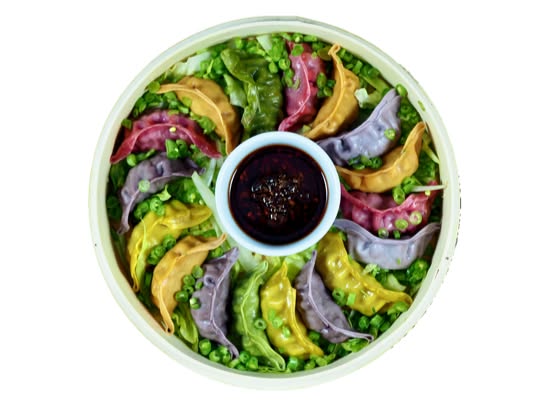 Buntes Dim Sum-Arrangement mit Yumbau-Sauce